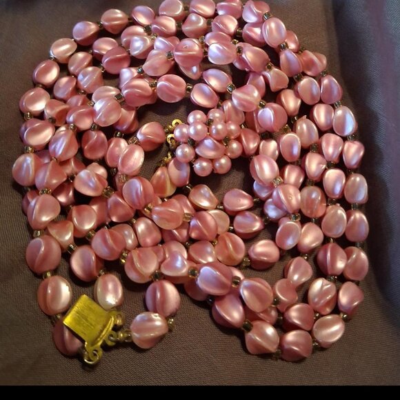 Vintage 3 Strand Pink Beaded Necklace Made in Hong Kong - Picture 2 of 4